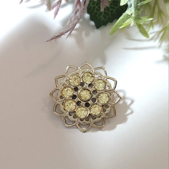 Vintage Jewelry - Vintage Yellow Crystal Gold Filigree Flower Brooch